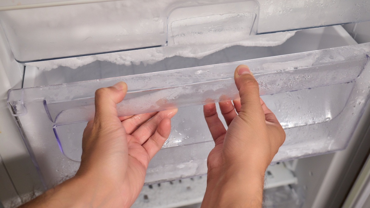 Verwijder het ijs uit uw vriezer in een handomdraai: een snelle en veilige methode.